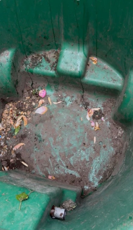 Garbage bin before cleaning